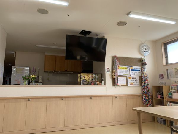 掲示物のあるリビング