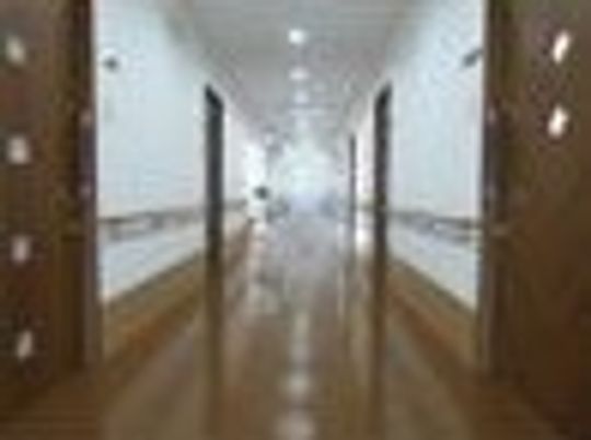 明るい清潔な廊下