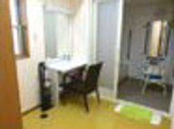 明るい居室の様子