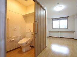 明るいトイレ付きの居室