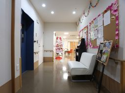 廊下の明るい装飾