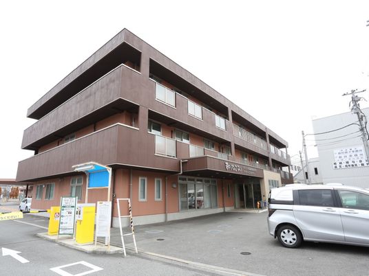 茶色の建物の外観