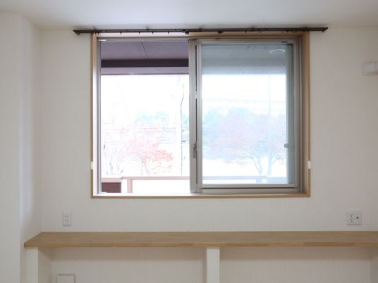 明るい部屋の窓と棚