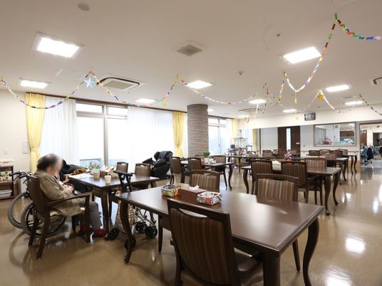 広々とした明るい食堂