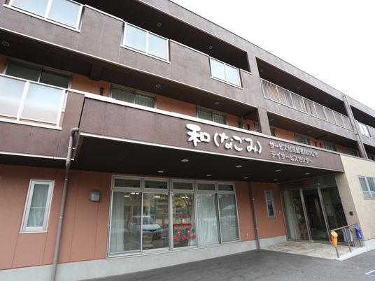 施設正面のエントランス