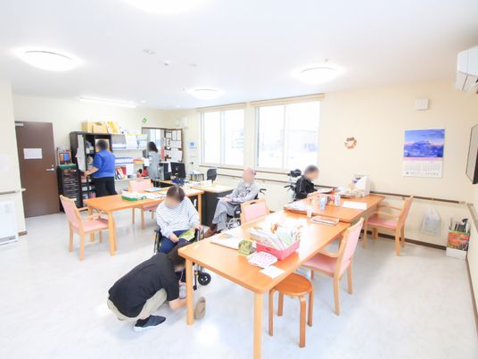 明るい食堂の風景