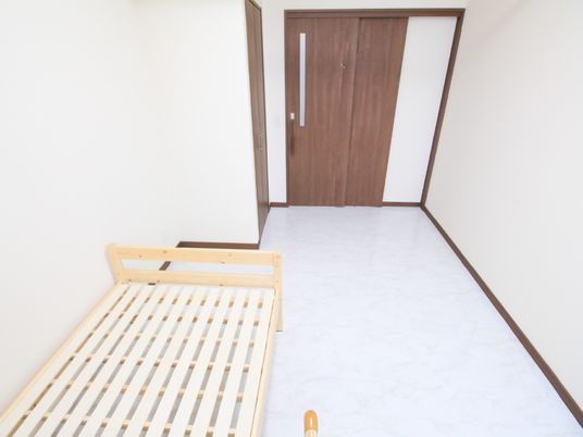 明るい居室の一角