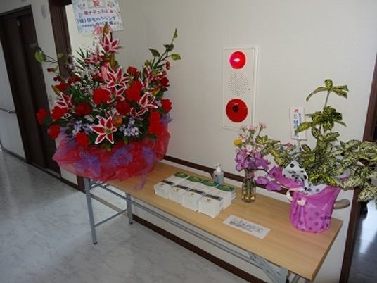 花が飾られたエントランス