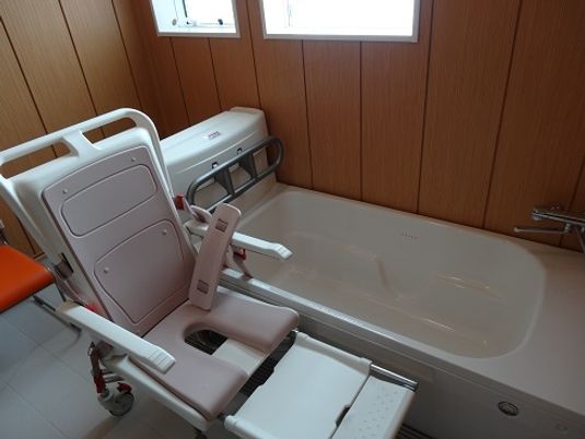 バリアフリー設計の浴室
