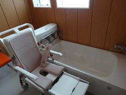 バリアフリー設計の浴室