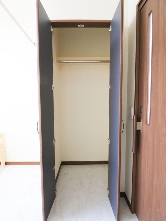 明るい居室のクローゼット