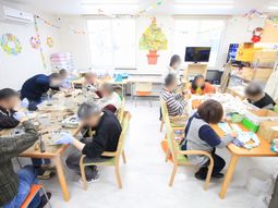 活動する人々の様子