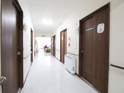 明るい廊下と手すり