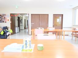 明るいダイニング風景