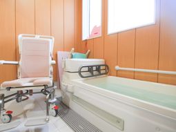 浴室と介護用椅子