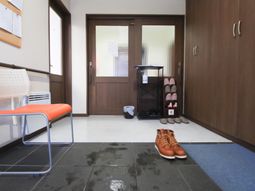 玄関のベンチと靴棚