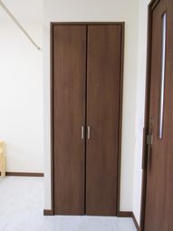 シンプルな木製クローゼット