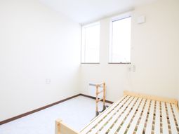 明るい居室のベッド