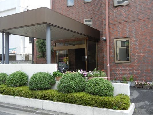 赤レンガ建物のエントランス