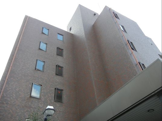茶色の建物の外観