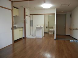 明るい居室の様子