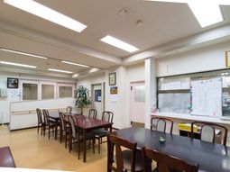 明るい食堂の様子