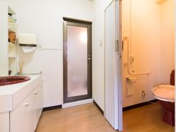 洗面台とトイレのある居室