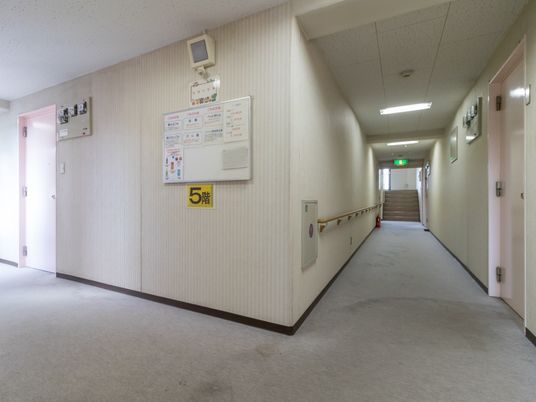 清潔感のある施設の廊下
