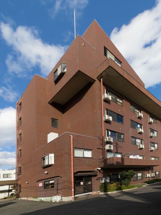 赤レンガ造りの建物外観