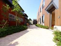 緑豊かな中庭の通路