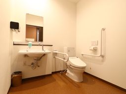 バリアフリー設計のトイレ