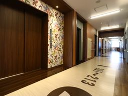 カラフルな壁の廊下