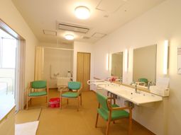 洗面所が見える居室