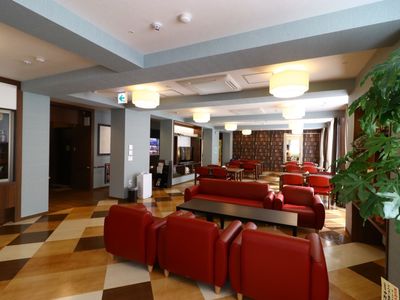 赤い椅子のあるラウンジ