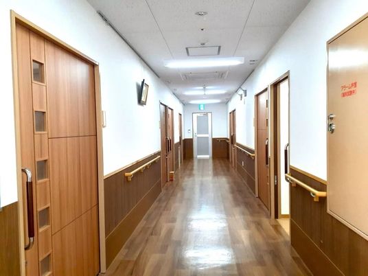 手すり付き廊下  