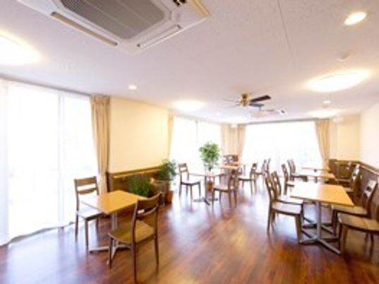 明るく広々とした食堂