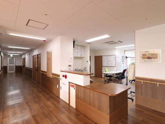 清潔な廊下と受付