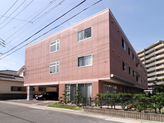 ピンクの建物の外観