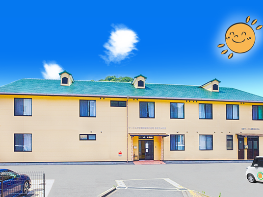 明るい建物外観  