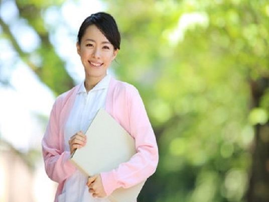 笑顔のスタッフ屋外立ち