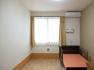 居室のベッドと窓