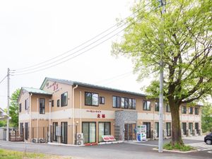 緑豊かな建物外観