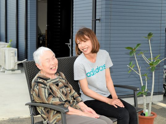 笑顔のスタッフと入居者