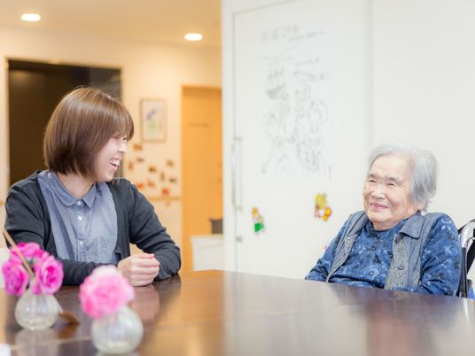 笑顔で会話する人々ダイニング