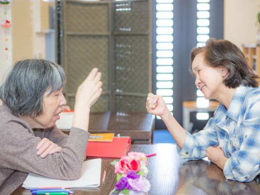 笑顔のお二人と花