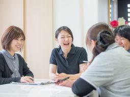 笑顔で話すスタッフ