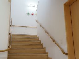 手すり付きの明るい階段