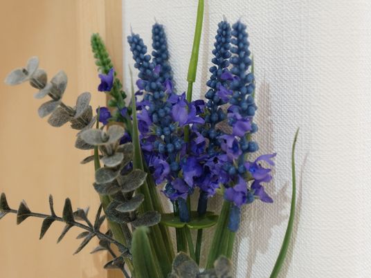 壁に掛けられた造花