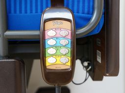 リモコン操作の介助椅子