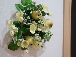 壁掛けのフラワーアレンジメント